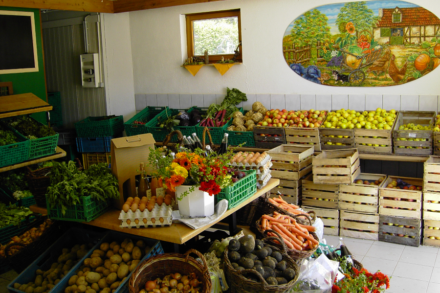 Hofladen mit Gemüse und Obst